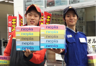 ティッシュを持つ青年